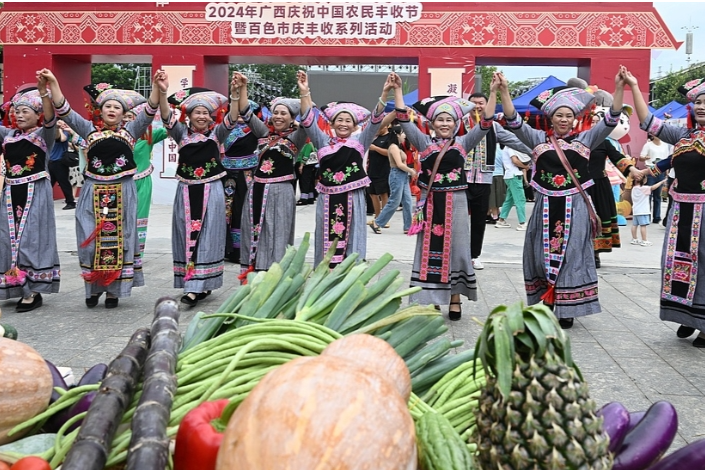 China celebrates harvest festival, showcases agricultural achievements
